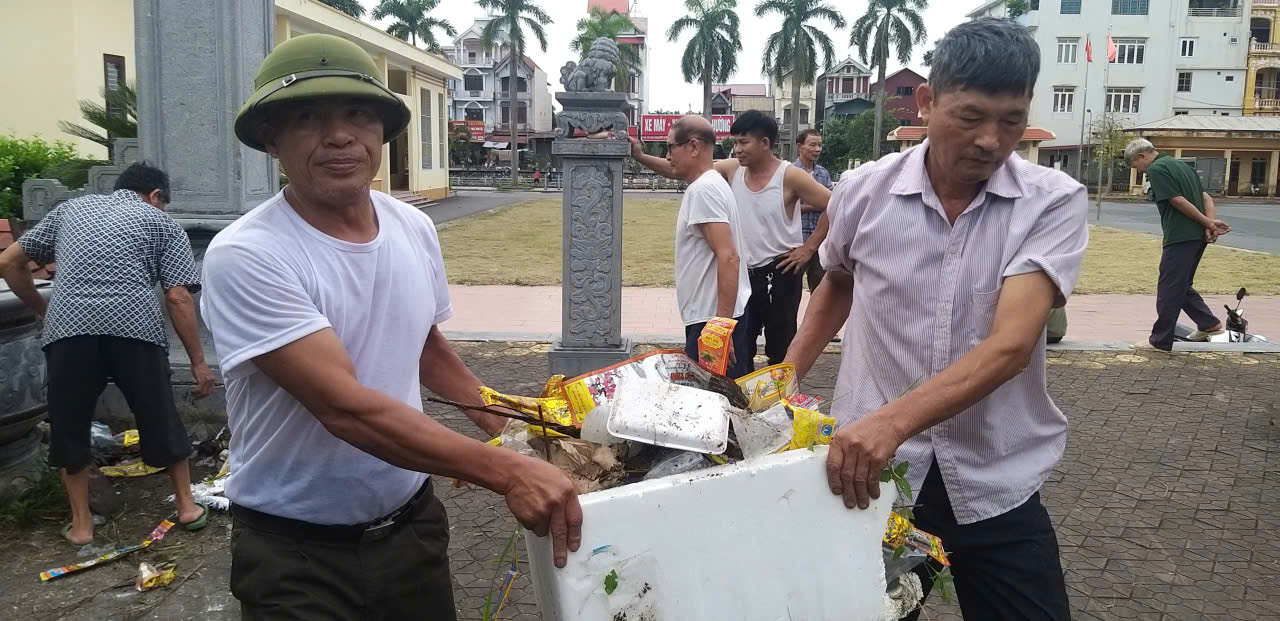 Hội Cựu chiến binh xã Khoái Châu tổ chức vệ sinh Nghĩa trang liệt sĩ