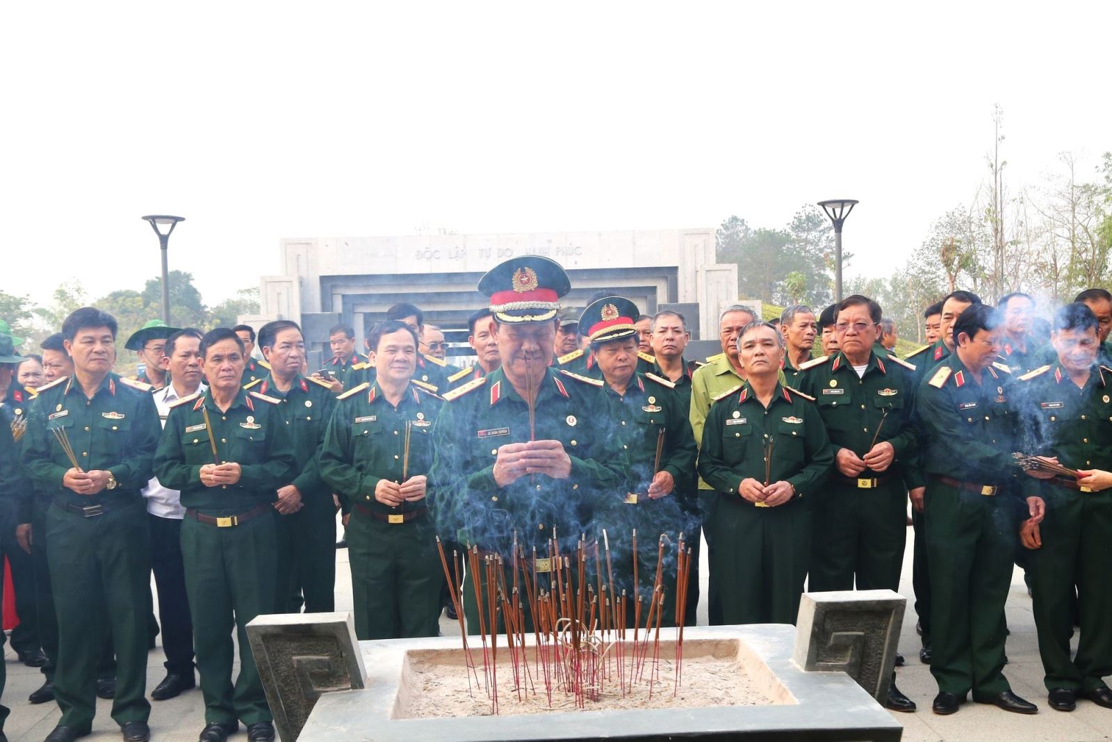 Hội CCB Việt Nam dâng hương tại Đền thờ liệt sĩ Điện Biên Phủ