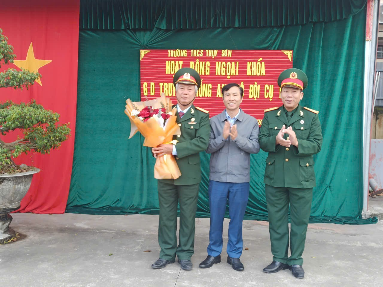 Hội CCB xã Thụy Anh phối hợp tổ chức hoạt động ngoại khóa kỷ niệm 81 năm Ngày thành lập Quân đội nhân dân Việt Nam và 36 năm Ngày hội Quốc phòng toàn dân 