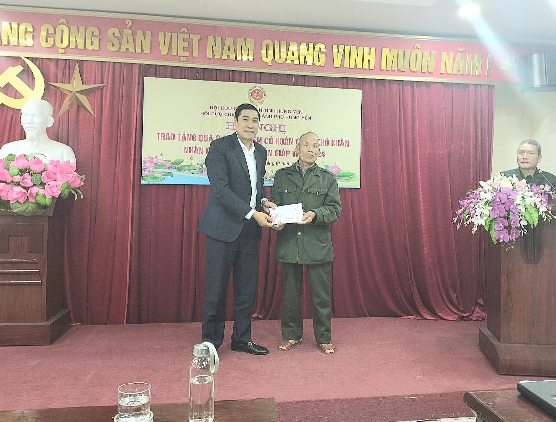 Hội Cựu chiến binh - Câu lạc bộ cựu chiến binh, cựu quân nhân sản xuát kinh doanh thành phố Hưng Yên trao quà Tết cho hội viên có hoàn cảnh khó khăn
