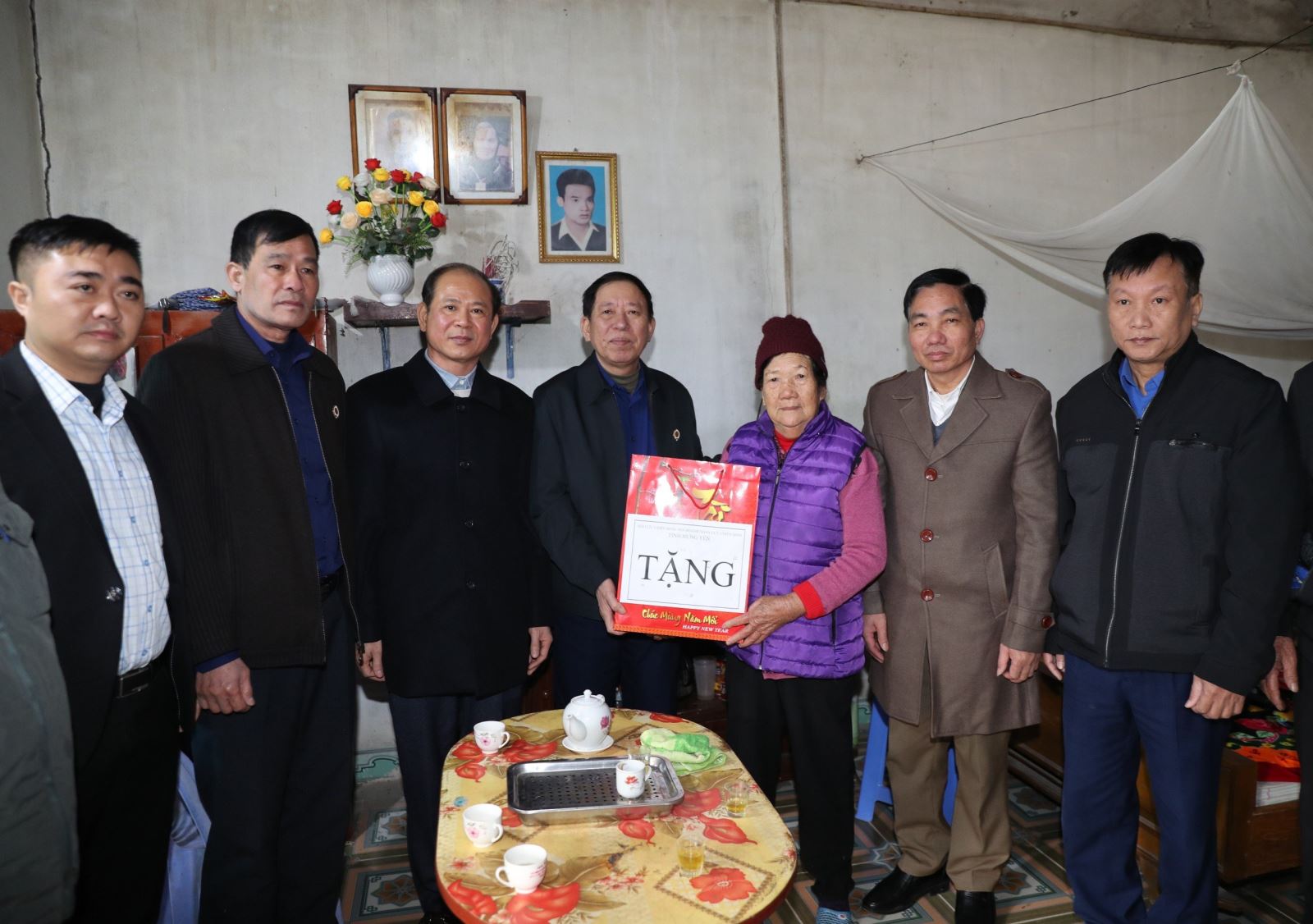 Đồng chí Chủ tịch Hội Cựu chiến binh tỉnh thăm hỏi, tặng quà  mẹ VNAH và hội viên cựu chiến binh có hoàn cảnh khó khăn huyện Phù Cừ