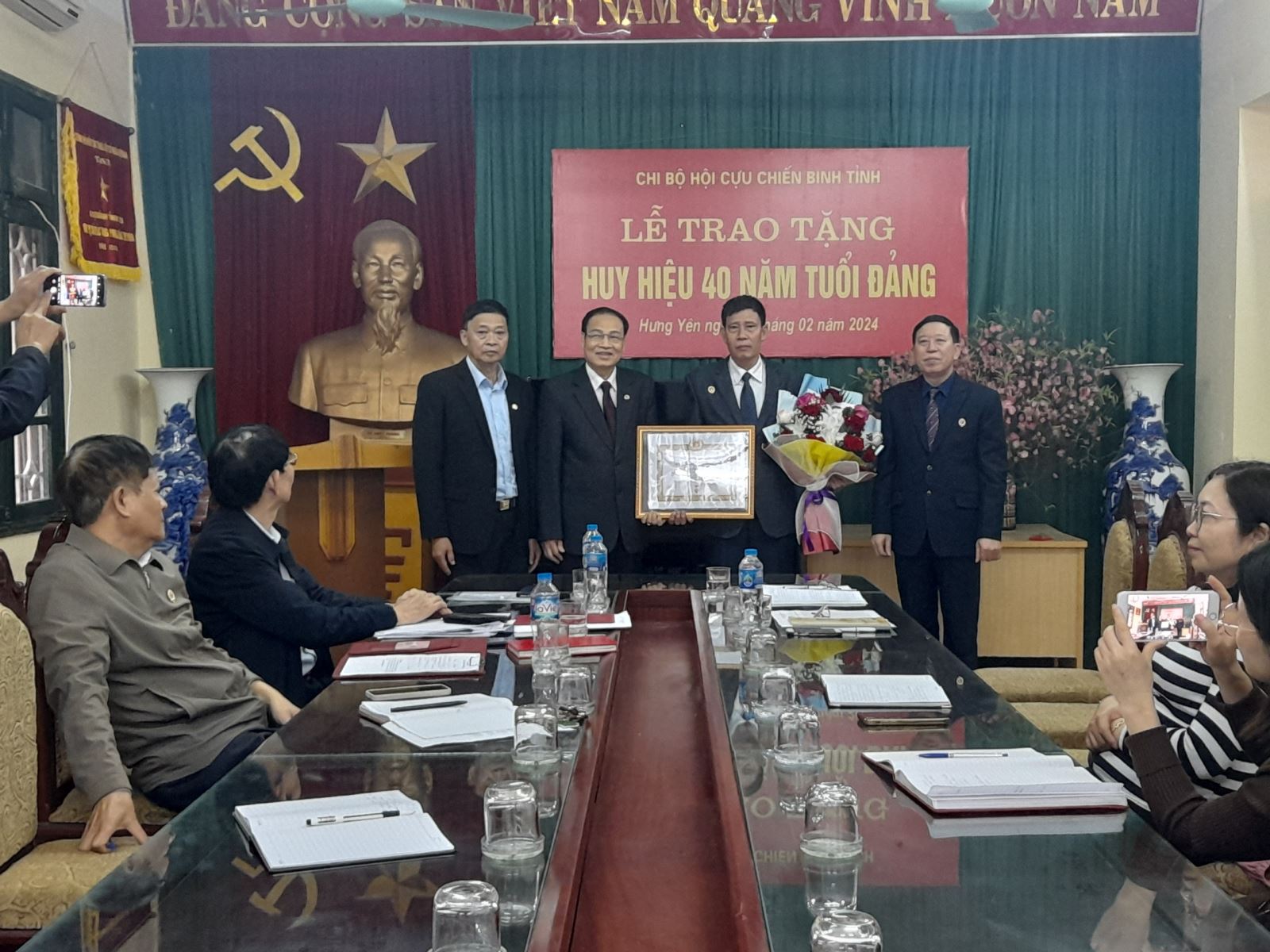 Trao Huy hiệu 40 năm tuổi Đảng cho đồng chí Phạm Tuấn Hùng - Phó Chủ tịch Hội Cựu chiến binh tỉnh