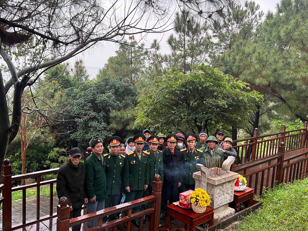 Hội CCB thôn Bình Trì, thị trấn Ân Thi, huyện Ân Thi thăm lại chiến trường xưa