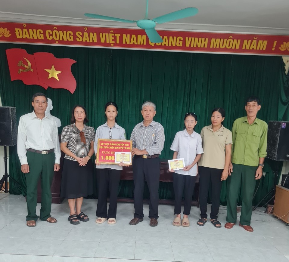 Hội Cựu chiến binh tỉnh trao học bổng khuyến học