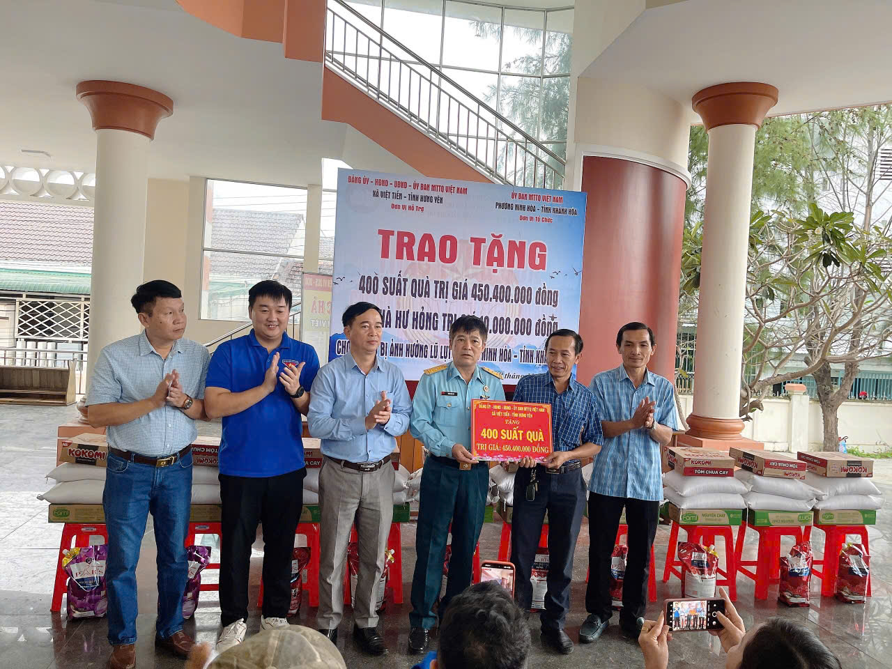 Hội Cựu chiến binh xã Việt Tiến trao quà hỗ trợ đồng bào miền Trung bị thiệt hại do mưa lũ