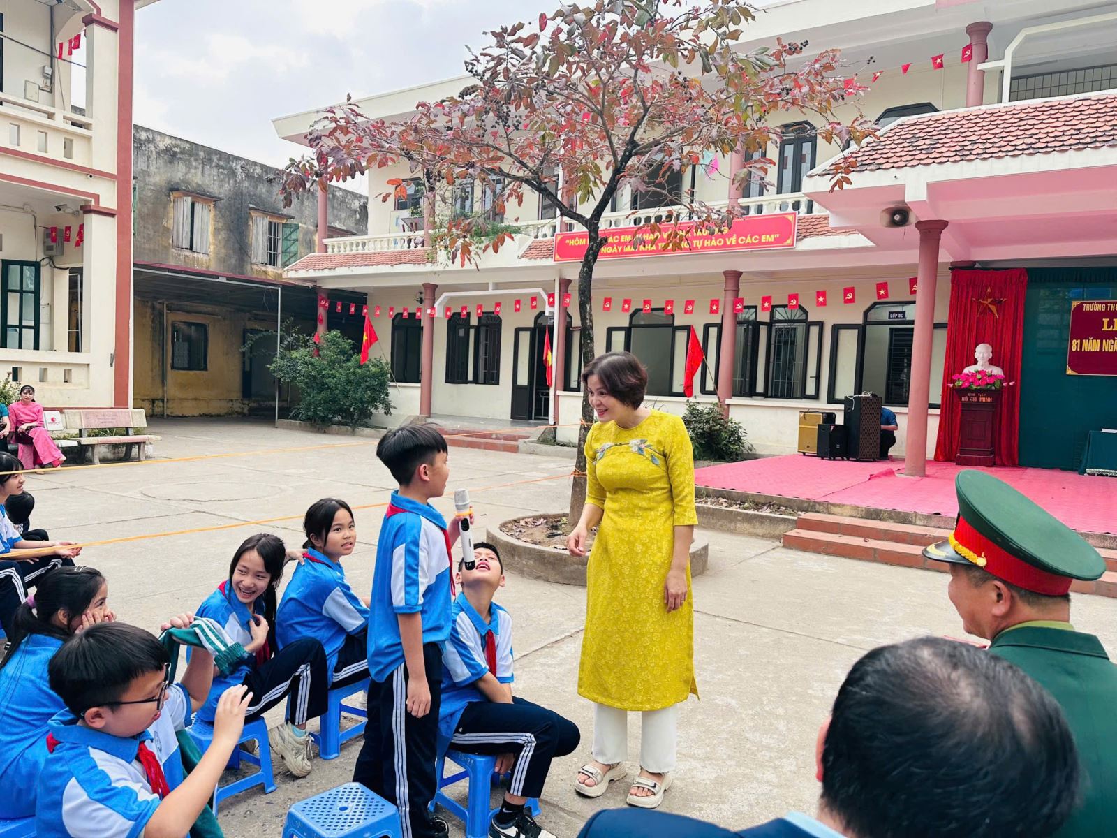 Hội Cựu chiến binh xã Khoái Châu tăng cường giáo dục truyền thống Quân đội nhân dân Việt Nam cho học sinh Trường THCS Khoái Châu