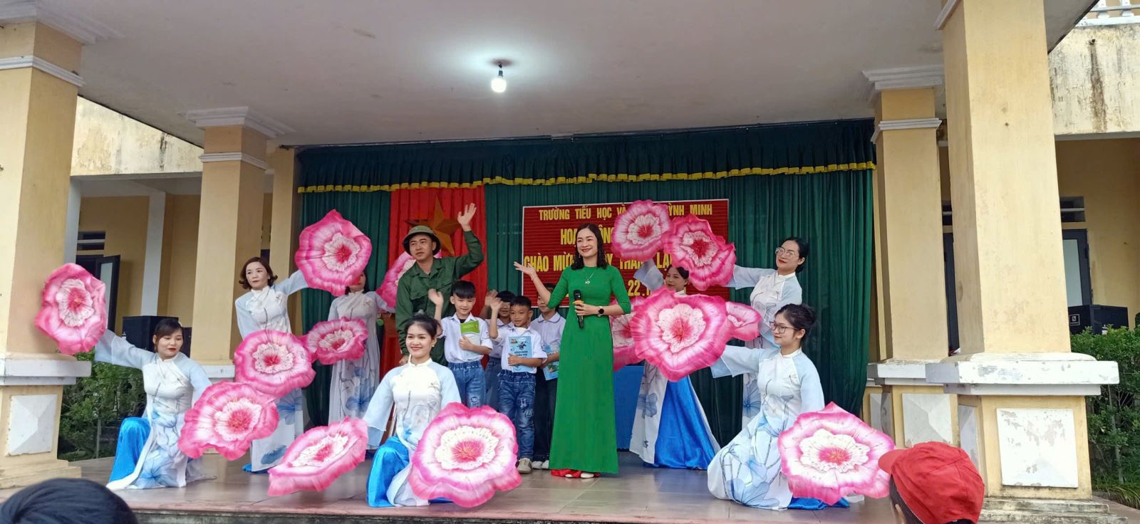 Hội cựu chiến binh xã Minh Thọ phối hợp với trường tiểu học và trung học cơ sở Quỳnh Minh tổ chức giờ học ngoại khóa chào mừng 81 năm ngày thành lập Quân đội nhân dân Việt Nam