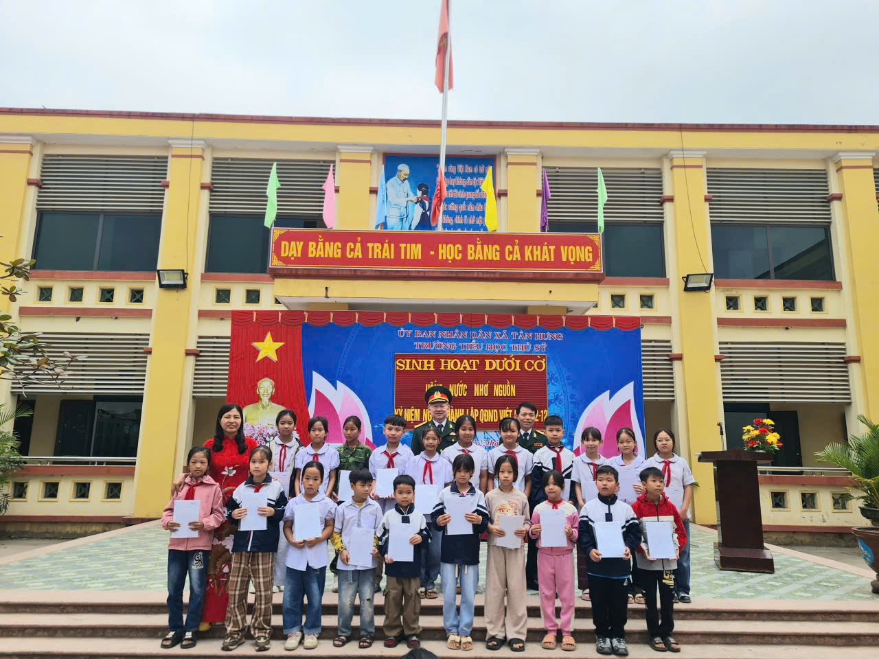 Hội CCB xã Tân Hưng phối hợp nhà trường tổ chức sinh hoạt dưới cờ với chủ đề “Uống nước nhớ nguồn”