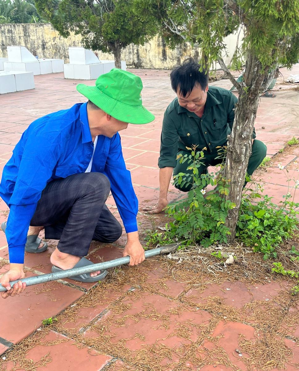 Hội CCB và Đoàn Thanh niên xã Bình Nguyên tổ chức tổng vệ sinh Nghĩa trang liệt sỹ nhân kỷ niệm 81 năm Ngày thành lập QĐND Việt Nam