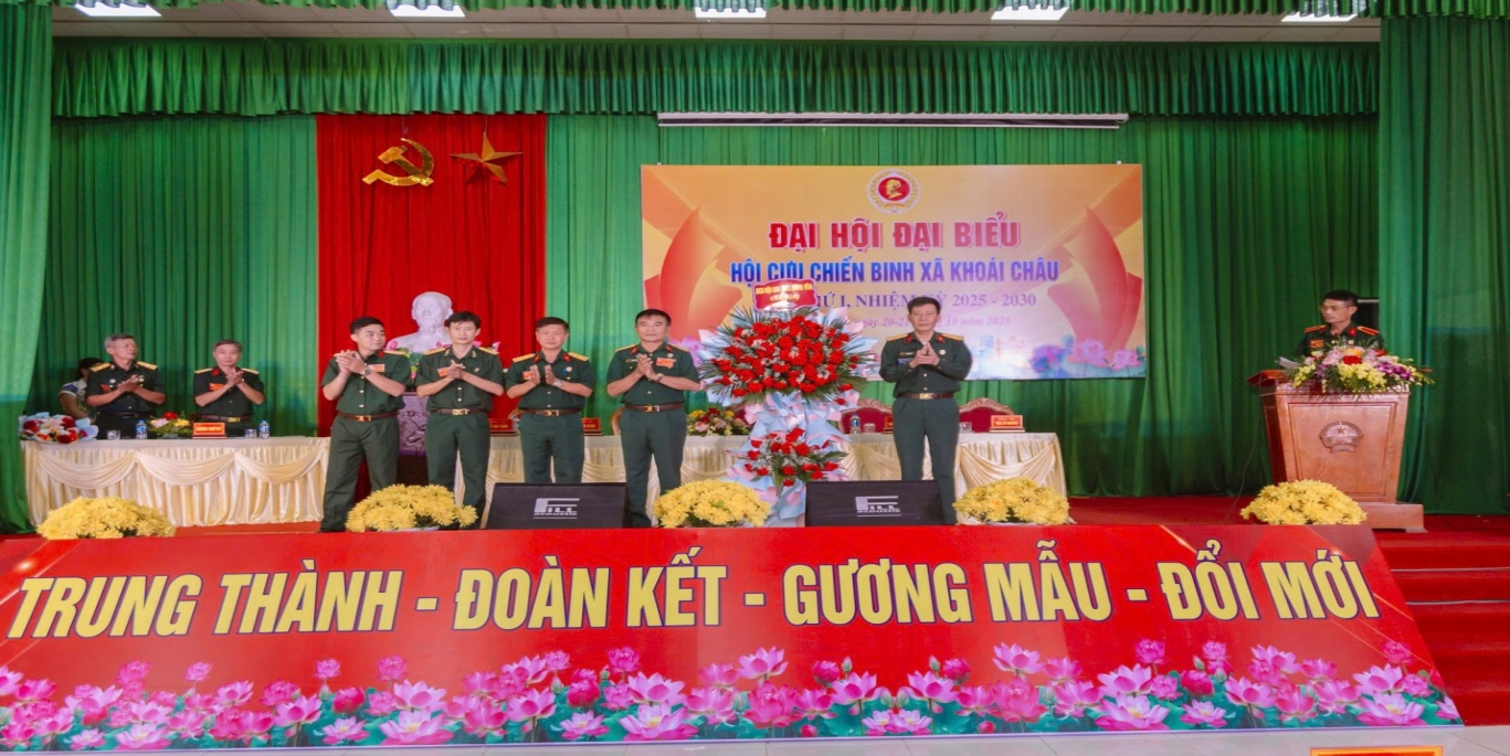 Description: C:\Users\Microsoft Windows\Desktop\gen-h-tặng hoa.jpg