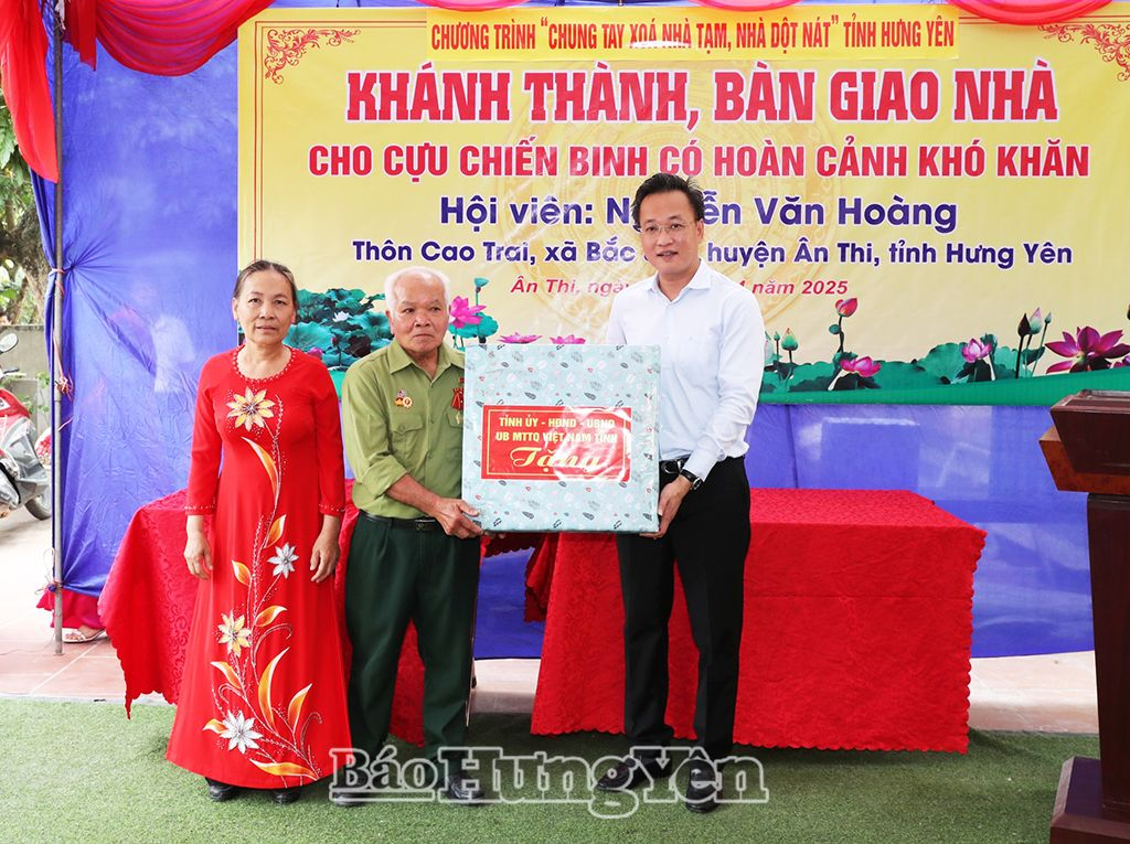 Bí thư Tỉnh ủy Nguyễn Hữu Nghĩa dự lễ khánh thành, bàn giao nhà cho Cựu chiến binh có hoàn cảnh khó khăn và tặng quà thương binh