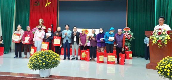 CCB xã Nguyễn Du trao tặng quà cho các hộ gia đình CCB nghèo, cận nghèo, hộ có hoàn cảnh khó khăn nhân dịp xuân Bính Ngọ 2026
