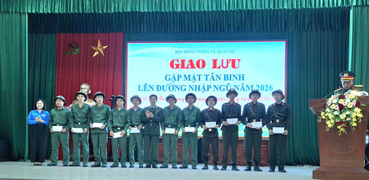 Hội CCB xã Nguyễn Du tặng quà động viên thanh niên lên đường nhập ngũ năm 2026 