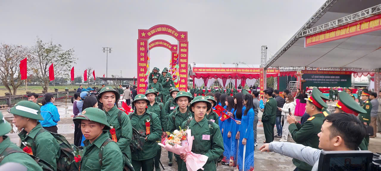 Xã Nguyễn Du tiễn đưa thanh niên lên đường nhập ngũ