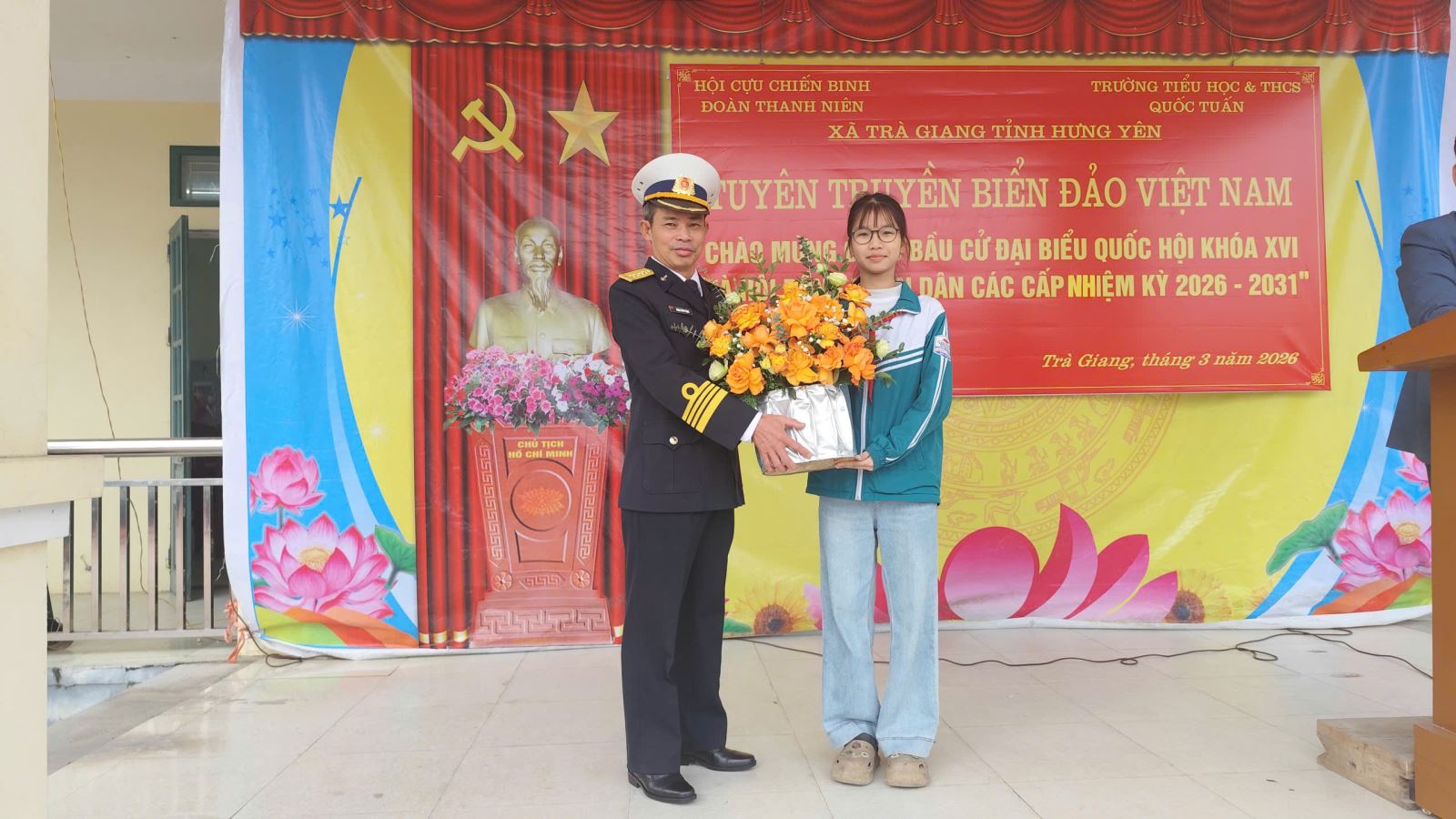 Hội CCB xã Trà Giang tuyên truyền về biển, đảo Việt Nam cho học sinh Trường Tiểu học và THCS Quốc Tuấn