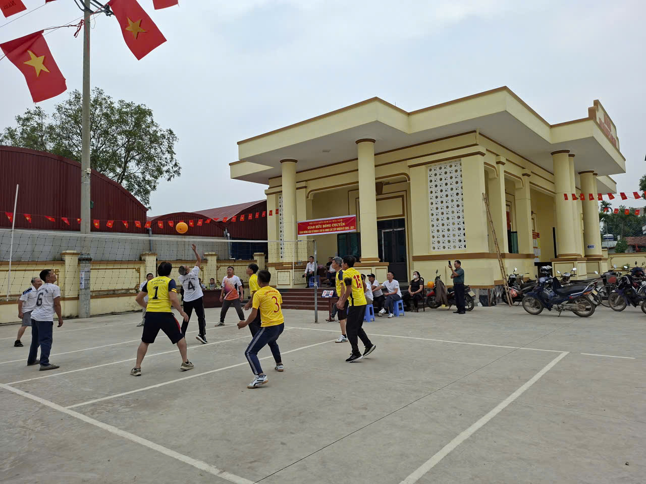 Hội CCB xã Châu Ninh giao lưu bóng chuyền hơi chào mừng bầu cử Quốc hội khóa XVI và HĐND các cấp, nhiệm kỳ 2026- 2031