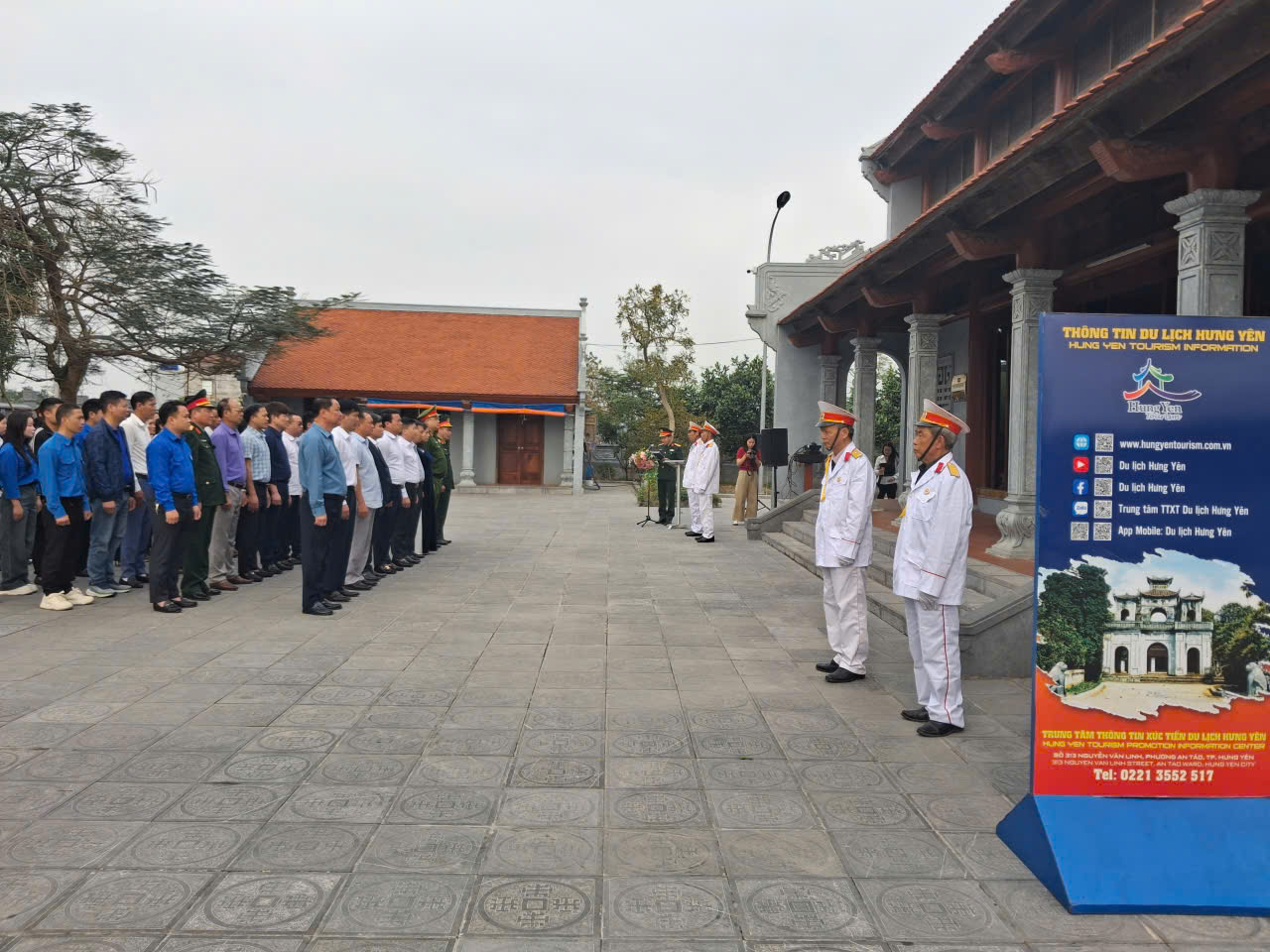 Hội CCB xã Chí Minh dâng hương tại Khu di tích Cây đa Sài Thị trước ngày bầu cử