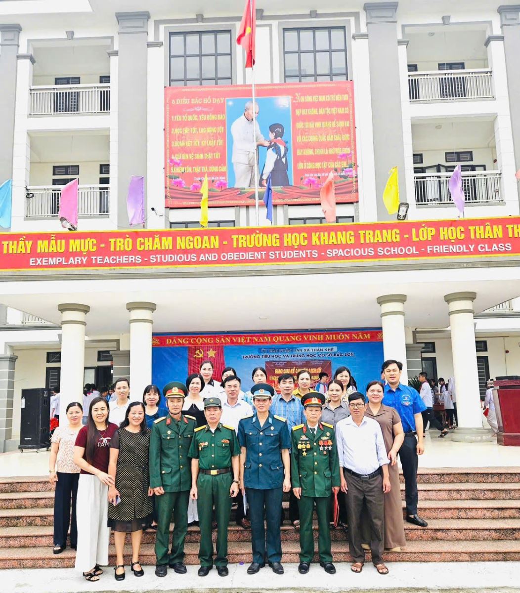 Hội CCB xã Thân Khê phối hợp tổ chức giáo dục truyền thống nhân kỷ niệm 51 năm Ngày giải phóng miền Nam, thống nhất đất nước